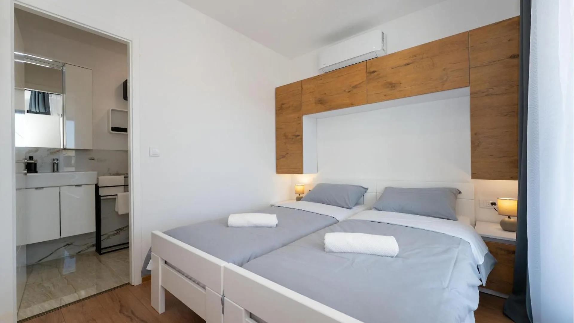 Amazing Home In Posedarje With Private Swimming Pool, Can Be Inside Or Outside Ferienhaus
